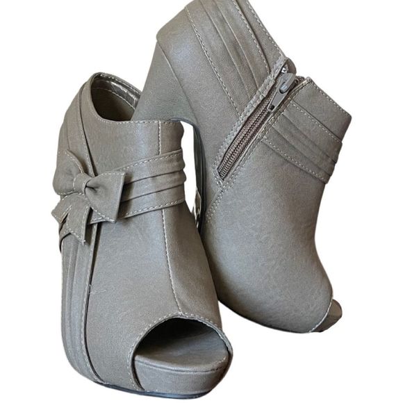 𝅺rue 21 Bootie Heels - Picture 7 of 7